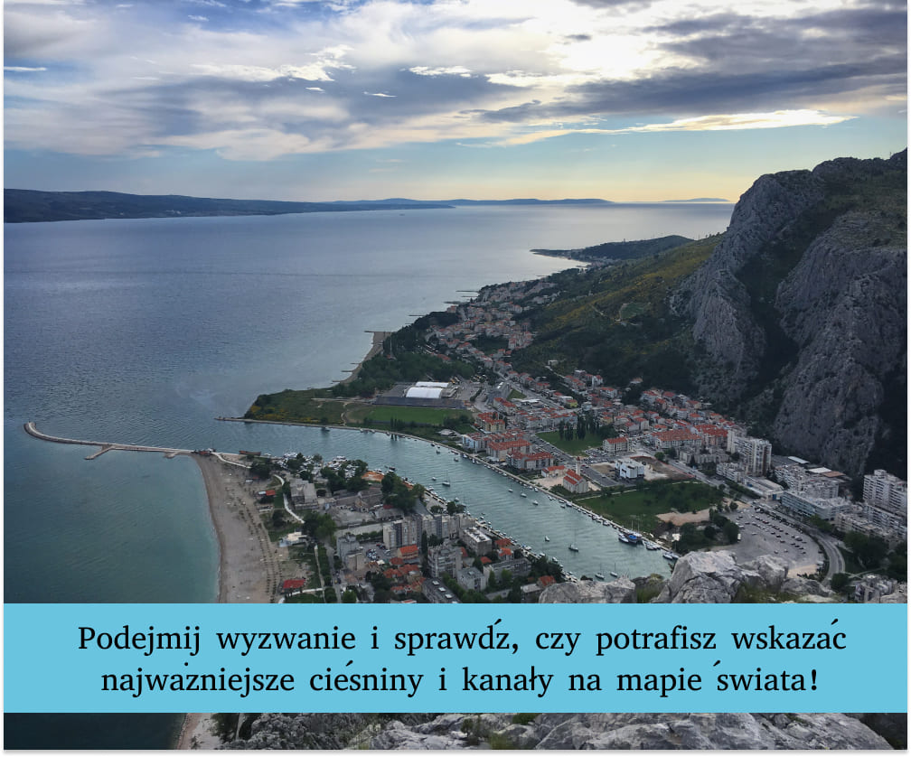 Spokojny krajobraz nad wodą przedstawiający obszar protoki oraz wodnych kanałów.
